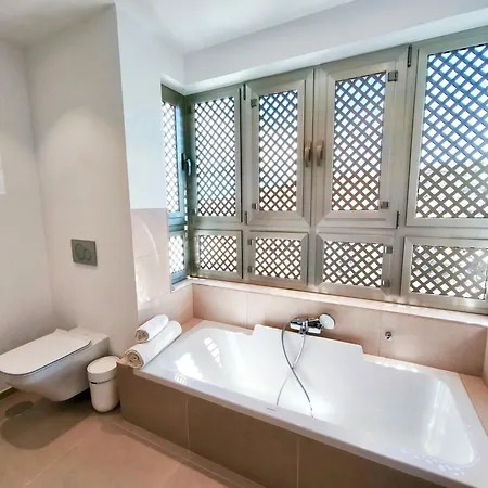 Modern Oasis With Jacuzzi & Two Terraces شقة بالم مار