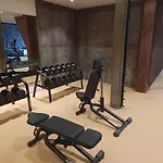 Modern Oasis With Jacuzzi & Two Terraces 아파트