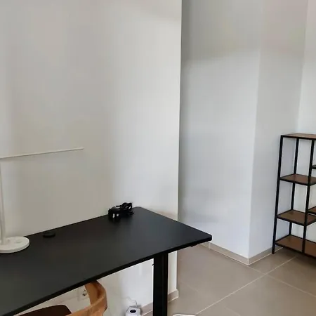 Modern Oasis With Two Terraces 아파트 *