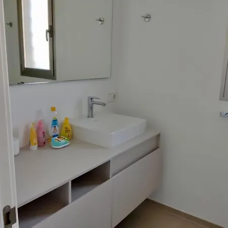 Modern Oasis With Two Terraces 팔름-마르