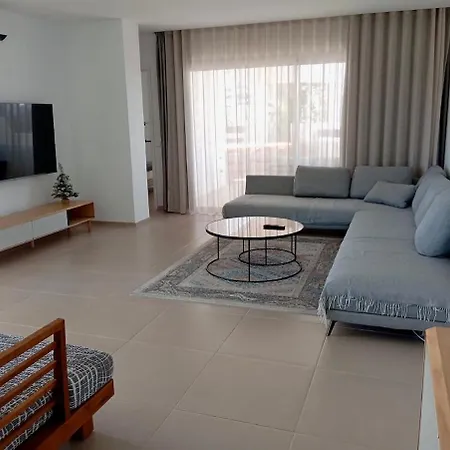 Modern Oasis With Two Terraces 아파트