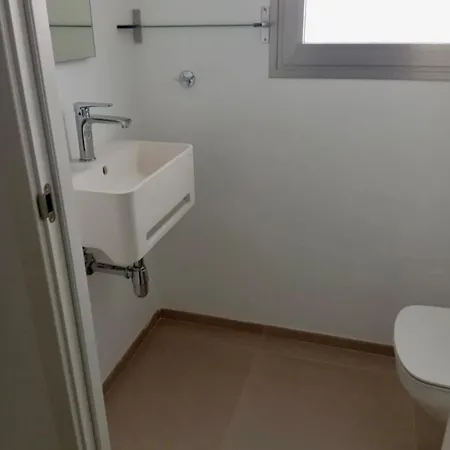 Modern Oasis With Two Terraces 팔름-마르