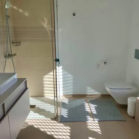 Modern Oasis With Two Terraces 아파트 *