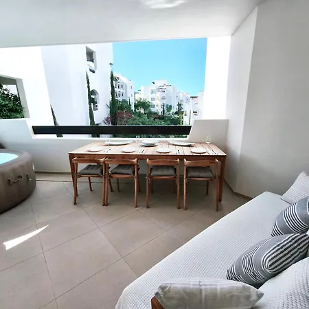 Modern Oasis With Jacuzzi & Two Terraces Apartamento *