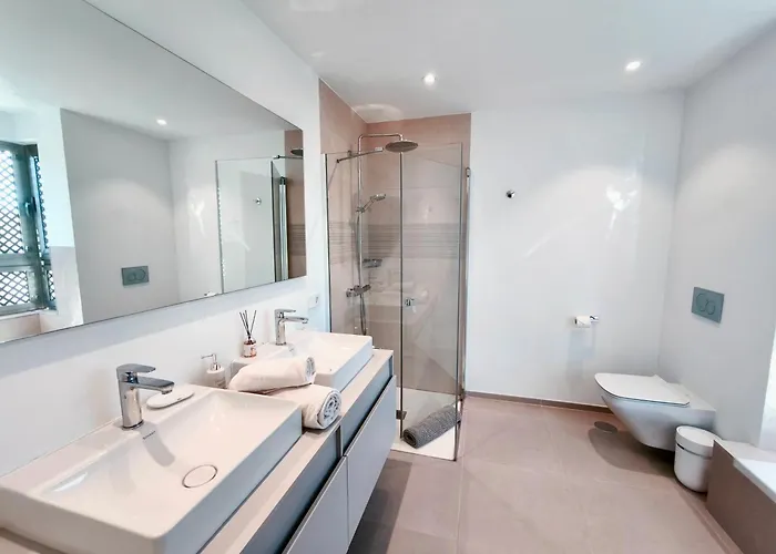 Modern Oasis With Jacuzzi & Two Terraces *