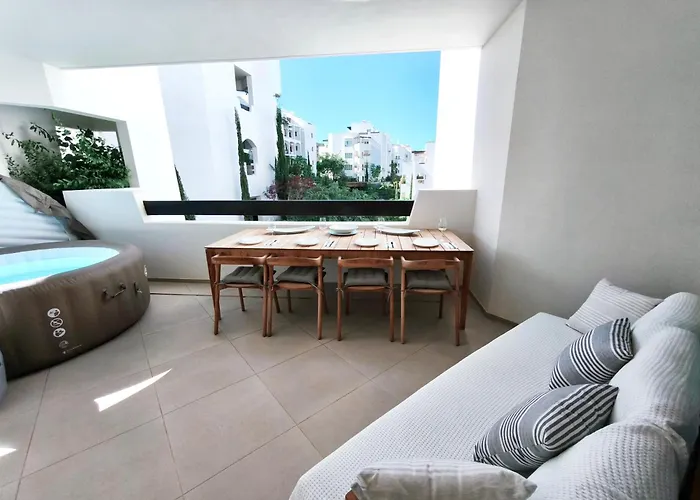 Modern Oasis With Jacuzzi & Two Terraces Apartmán *