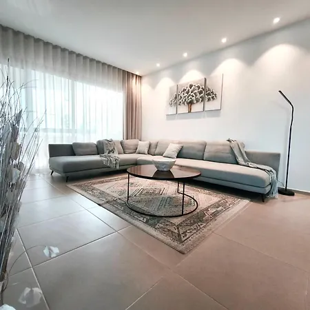 Modern Oasis With Jacuzzi & Two Terraces Διαμέρισμα *