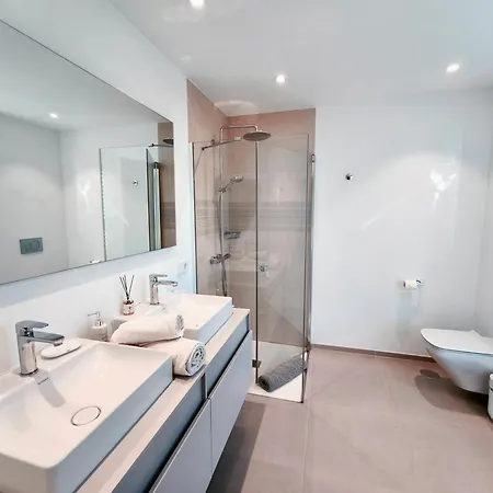 Modern Oasis With Jacuzzi & Two Terraces *